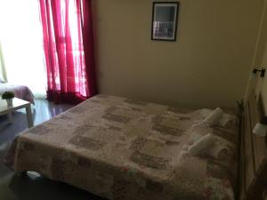 A bed or beds in a room at Platanos Rooms