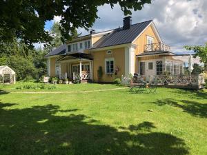 a house with a large yard with a yard at Tukkilan Tila in Porvoo