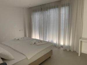 Ένα ή περισσότερα κρεβάτια σε δωμάτιο στο Villa Colomba a luxury villa in Brela, seafront