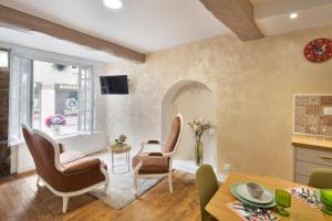 a living room with chairs and a table at La Belle à Colombage in Dinan
