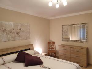 1 dormitorio con 2 camas, tocador y espejo en Appartement Cime l'Est en Saint-Maurice