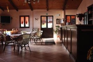 B&B Il Girasole في Laureana di Borrello: غرفة طعام مع طاولة وكراسي