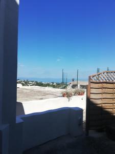 desde el balcón de una casa con vistas a la playa en Casa Morgera, en Isquia