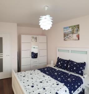 una camera con letto e lampadario a braccio di Eric Apartament’s Suite a Şelimbăr