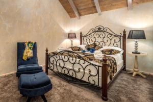 Ein Bett oder Betten in einem Zimmer der Unterkunft Heritage Palace Varos - MAG Quaint & Elegant Boutique Hotels