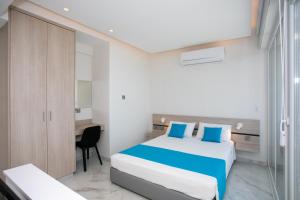 Habitación de hotel con cama y escritorio en Les Palmiers Sunorama Beach Apartments, en Lárnaca