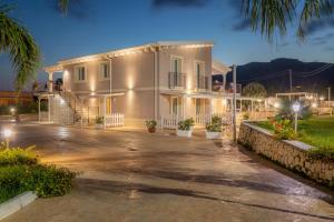una casa con un vialetto davanti di notte di Tramonto Ibleo Resort ad Avola