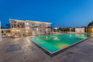 una villa con ampia piscina di notte di Tramonto Ibleo Resort ad Avola