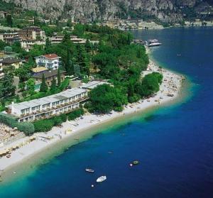 una vista aerea su una spiaggia con un resort di Hotel Lido a Limone sul Garda