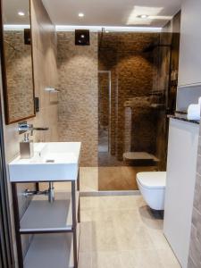 A bathroom at EL Apartments - Orion