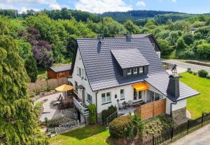 uma vista aérea de uma casa com um telhado em Landhaus Römer em Finnentrop