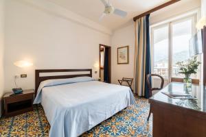 une chambre d'hôtel avec un lit et une fenêtre dans l'établissement Hotel Sole Splendid, à Maiori