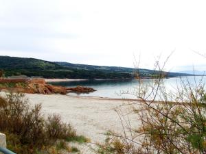 uma praia ao lado de um corpo de água em Hotel Smeraldo em Isola Rossa