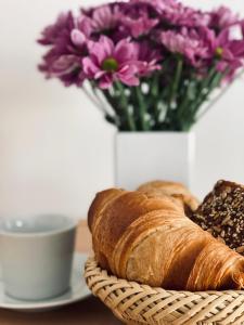 een mand met brood en een vaas met bloemen bij Wanderlust Trier in Trier +10 foto's