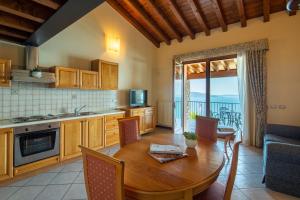 Η κουζίνα ή μικρή κουζίνα στο Domina Borgo degli Ulivi - Garda Lake +22 φωτογραφίες
