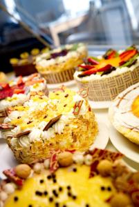 un montón de diferentes tipos de pasteles en una mesa en Gästehaus Brinks, en Bad Sassendorf