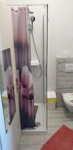 bagno con doccia e porta in vetro di Apartments Finida a Poreč (Parenzo)