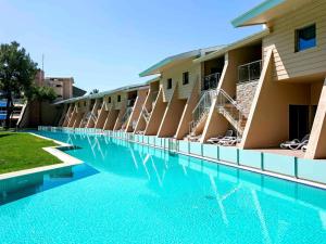 Piscina de la sau aproape de Rixos Sungate - The Land of Legends Access