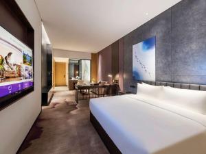 Mercure Shenzhen Longgang客房内的一张或多张床位