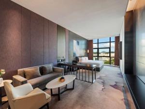 Mercure Shenzhen Longgang的电视和/或娱乐中心