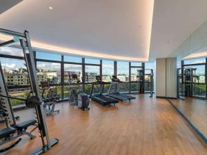 Mercure Shenzhen Longgang的健身中心和/或健身设施