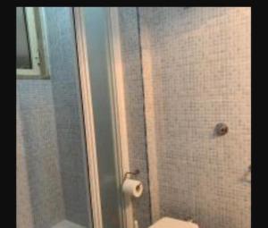 ein Bad mit einer Dusche, einem WC und einem Waschbecken in der Unterkunft Casa Vacanza Rosanna in Torre Lapillo