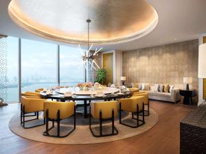 Ресторан / где поесть в Raffles Shenzhen, Enjoy the daily happy hour in Long Bar, complimentary mini bar and welcome amenities