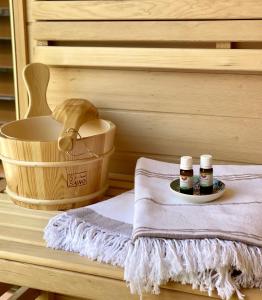 sauna z 2 butelkami miodu i koszem w obiekcie Sky Luxury Suite w mieście Keszthely
