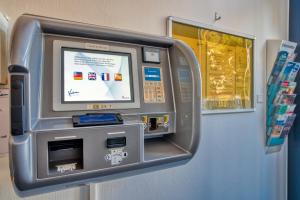 eine Geldautomat mit einem Wandschirm in der Unterkunft Businesshotel Valerian in Hohenems