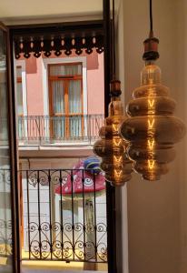 una lámpara de araña colgada frente a un balcón en Reina Victoria Prado Sastre, en Alicante