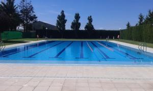 una gran piscina de agua azul en Ca naleix verdu en Verdú