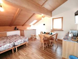 1 dormitorio con 1 cama y 1 mesa en una habitación en Ai Larici en Perarolo di Cadore