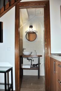 La salle de bains est pourvue d'un lavabo et d'un miroir. dans l'établissement Alojamiento Colmenar de Oreja Plaza Mayor, à Colmenar de Oreja