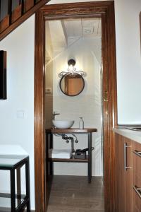une salle de bain avec un lavabo et un miroir dans l'établissement Alojamiento Colmenar de Oreja Plaza Mayor, à Colmenar de Oreja