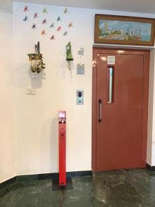 ポンディシェリにあるPondicherry Executive Innの赤いドアと星の壁の部屋