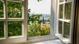 ジークブルクにあるKatholisch-Soziales Institutの市街の景色を望む開閉可能な窓