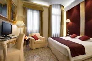 TV a/nebo společenská místnost v ubytování Hotel Palazzo Giovanelli e Gran Canal