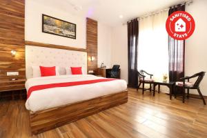 Un pat sau paturi într-o cameră la Hotel D Plaza