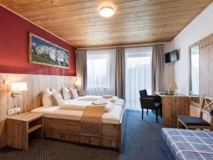 En eller flere senger på et rom på Haus Tirol