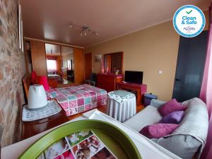 een woonkamer met een bank en een bed bij Nelocas House in Ponta Delgada