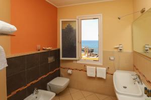 Koupelna v ubytování Janus Hotel