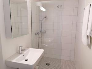 A bathroom at Easy-Living Lucerne City Apartments 1