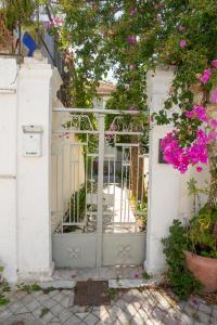 Imagen de la galería de Cozy House with Flowery Courtyard in Notable Location, en Rodas