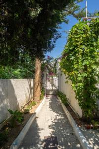 Foto da galeria de Cozy House with Flowery Courtyard in Notable Location in Ilha de Rhodes