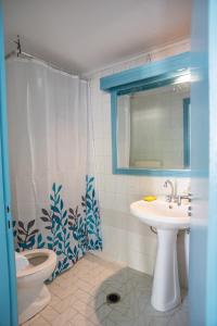 uma casa de banho com um lavatório, um WC e um chuveiro em Cozy House with Flowery Courtyard in Notable Location in Ilha de Rhodes
