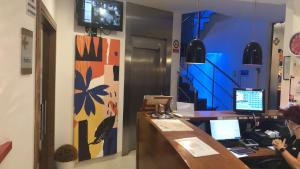 Televízia a/alebo spoločenská miestnosť v ubytovaní Hostal Albany