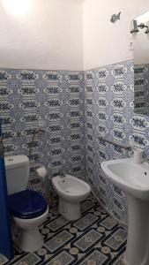 a bathroom with a toilet and a sink at Casa Maritima in Aljezur