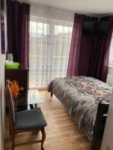 Cama ou camas em um quarto em Pokoje i apartamenty Aga Centrum