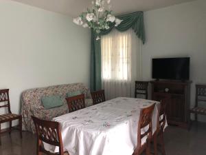 een woonkamer met een tafel en een bank bij Villa alle Marixe in Albenga