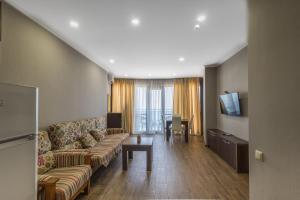 TV a/nebo společenská místnost v ubytování Orbi Sea Towers Hotel Official